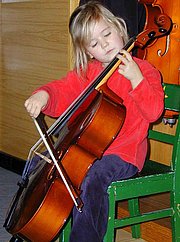 Ein Kind mit Cello in der Musikalischen Grundausbildung