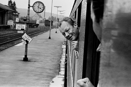 Willy Brandt schaut aus dem Fenster eines Zuges während einer Wahlkampfreise.