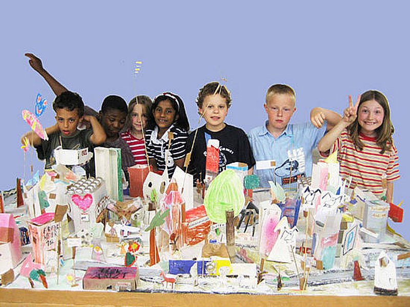 Kinder bei einem Projekt der Jugendkunstschule