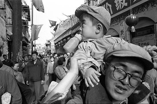 Chinesischer Vater in Shanghai mit seinem Sohn auf den Schultern