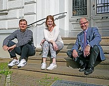 Das Bild zeigt Vitaly Kiselev und Vivien Janelt mit Musikschulleiter Paul Breidenstein