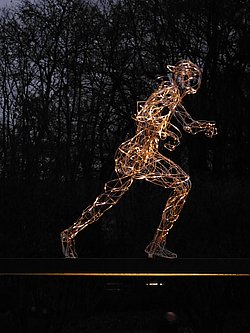 Der Läufer, eine Edelstahl-Draht-Skulptur von Stefanie Welk, aus dem Jahr 2013
