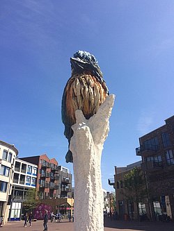 Das Bild zeigt einen Eisvogel, ein Kunstwerk von Anne Wenzel, im Stadtzentrum
