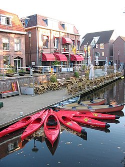 Das Bild zeigt Boote und ein Café in Almelo.