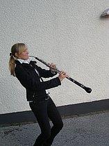 Musikschülerin Laura Gruber mit dem neuen "Englischhorn", das von Förderstiftung und Freundeskreis der Musikschule übergeben wurde.