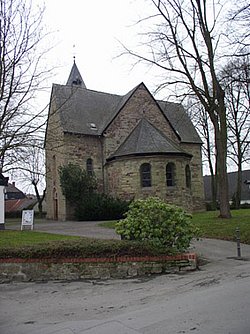 Das Bild zeigt die Evangelische Johanneskirche in Hennen