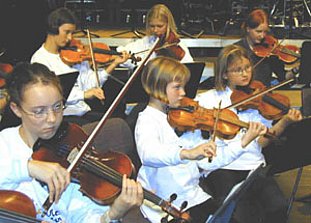 Das Bild zeigt Schüler des Musikschulorchesters bei der Generalprobe (2000)