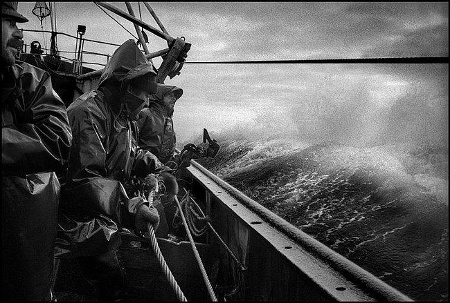 Fischer an Bord des spanischen Trawlers "Rowanlea" im stürmischen Nordmeer.