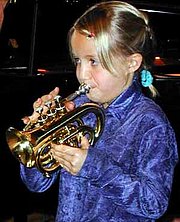 Ein Kind mit Trompete
