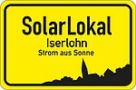 Das Bild zeigt die Zeichnung eines Ortsschildes mit der Aufschrift Solarlokal Iserlohn, Strom aus Sonne.