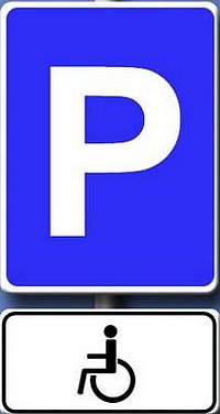 Schild mit weißem P auf blauen Grund, darunter Zusatzschild mit Graphik eines Rollstuhls