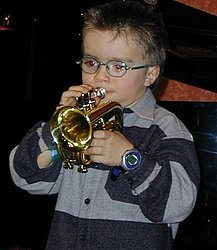 Der jüngste Trompetenschüler bei seinem ersten Auftritt in der Musikschule