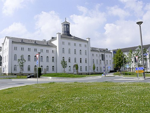 Das Bild zeigt die Frontseite des Seniorenzentrums Waldstadt Iserlohn