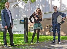 Das Bild zeigt Fabienne Kirschke und Tobias Zorn mit Musikschulleiter Breidenstein