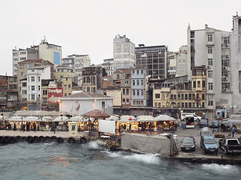 Blick auf den Istanbuler hafen mit Formen traditioneller und moderner Architektur.