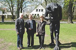 Laura Ford, Ulrich Thiele und Bürgermeister Dr. Ahrens mit der Skulptur "Emissary Cat"