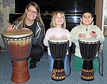 Schlagzeuglehrerin Laura Flanz mit zwei Musikschülern