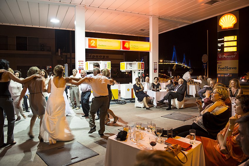 Hochzeit auf einer Tankstelle in Griechenland