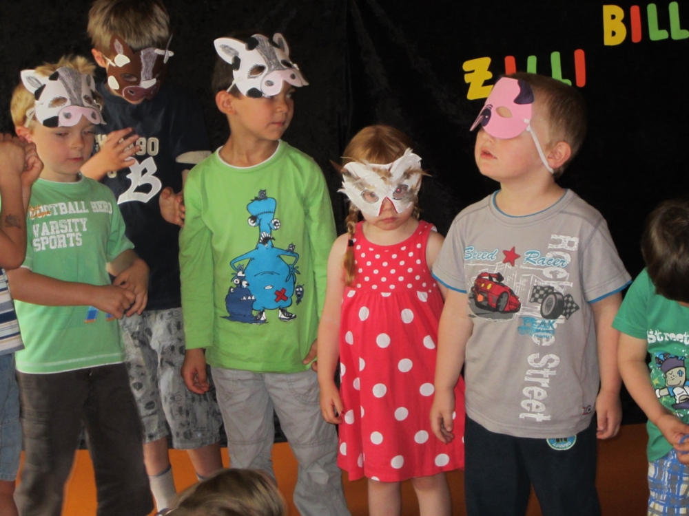 Das Foto zeigt eine Kindergartenszene.