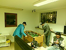 Das Bild zeigt Jugendliche am Kicker