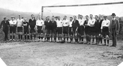 Das Bild zeigt Fußball-Mannschaften