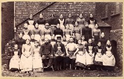 Das Bild zeigt die Belegschaft der Packstube