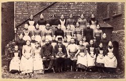 Das Bild zeigt die Belegschaft der Packstube