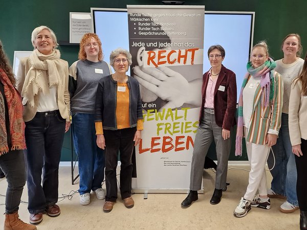 (v.l.n.r.) Birgit Reckermann, Frauenberatungsstelle MK (Frauen helfen Frauen e.V.); Heike Berkes, Gleichstellungsstelle Stadt Menden; Nele Verse, Frauenberatungsstelle MK (Frauen helfen Frauen e.V.); Behshid Najafi, agisra e. V. Köln; Martina Lörsch, Rechtsanwältin Bonn; Merle Schümann-Basse, Frauenhaus im Märkischen Kreis (AWO); Caroline Unger, Gleichstellungsstelle Stadt Lüdenscheid; Patricia da Cruz Santos, Gleichstellungsstelle Stadt Iserlohn.