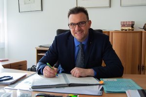 Bürgermeister Michael Joithe bei der Vertragsunterzeichnung