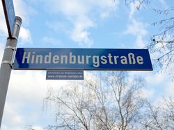 Das Bild zeigt das Straßenschild der Hindenburgstraße.