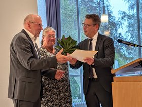 stellvertretender Bürgermeister Karsten Meininghaus überreicht Urkunde an Karl-Heinz Hessling. Zwischen Ihnen steht die Vorsitzende des Beirates Mechthild Starke-Kersting