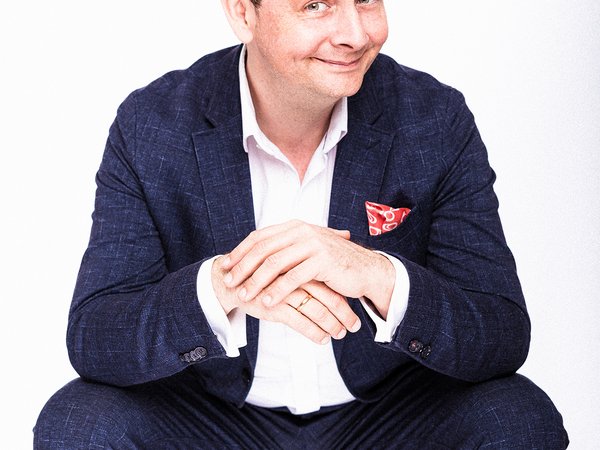 Christoph Reuter entführt am 17. September in die Iserlohner Stadtbücherei und taucht mit dem Publikum ab in die Welt des Musikkabaretts.