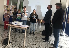 26 Stadtforscher der Klassen 6-8 der Gesamtschule Seilersee untersuchten ihr neues Schulumfeld an der ehemaligen Realschule Bömberg mit der App #stadtsache.