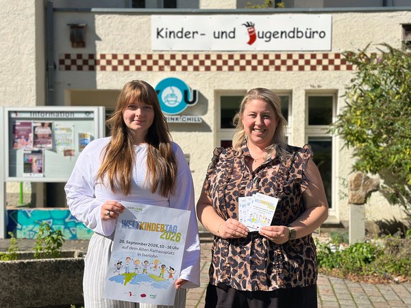Gemeinsam freuen sich Organisatorin Kirstine Adebahr (rechts) und Praktikantin Vanessa Weicht (links) vom Kinder- und Jugendbüro auf die bevorstehende Aktion zum Weltkindertag 2026 in Iserlohn.