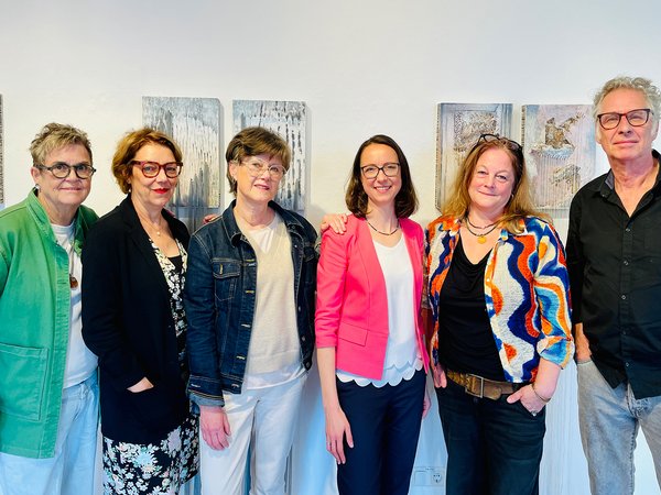 Museumsleiterin Dr. Sandra Hertel (4.v.l.) stellte gemeinsam mit dem Künstlerkollektiv „trans_form_art“ (v.l.n.r.) Claudia Karweick, Barbara Müller, Petra Eick, Brigitte Felician Siebrecht und Mathias Schubert, die neue Sonderausstellung im Stadtmuseum Iserlohn vor.