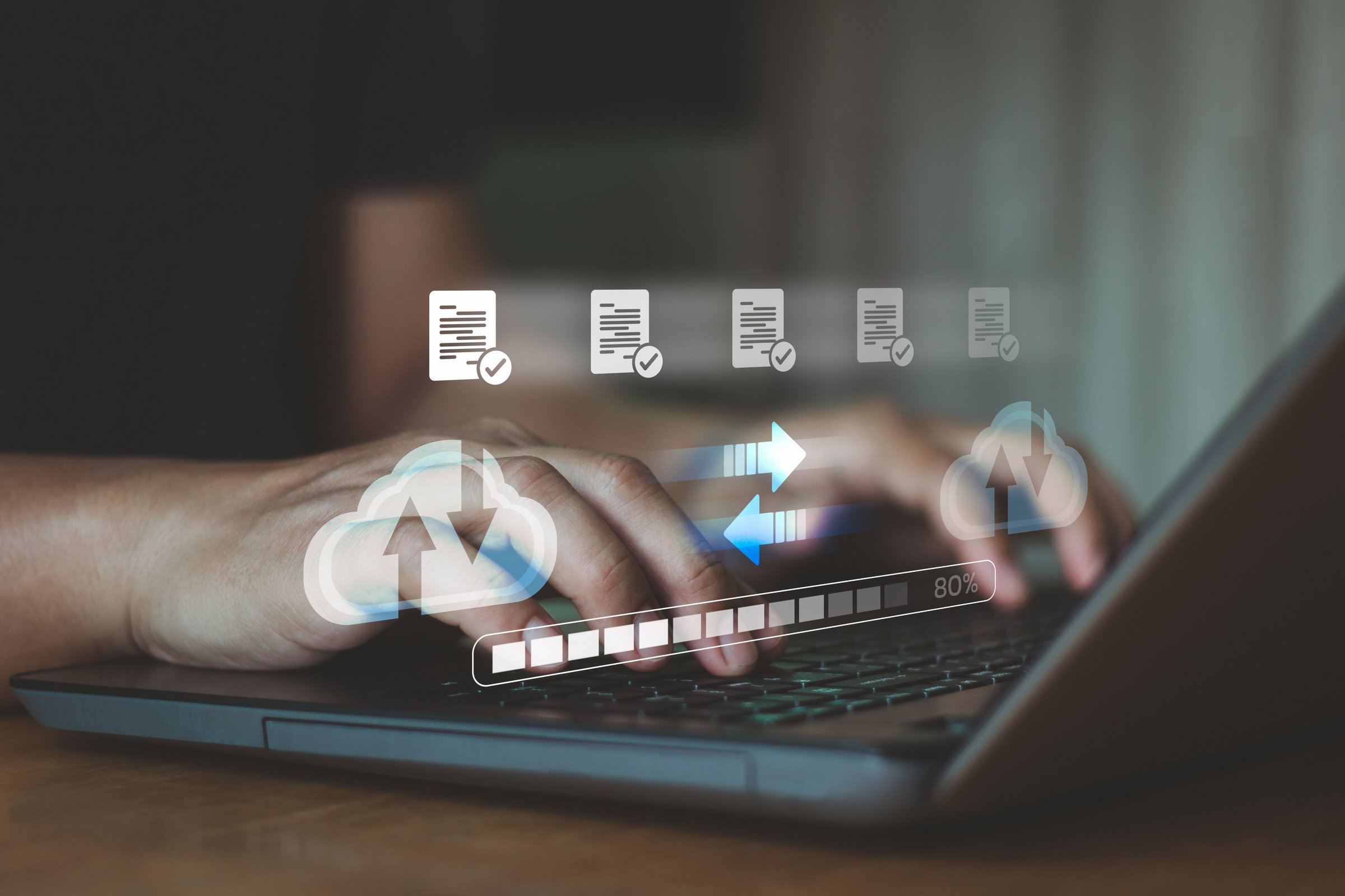 Das Bild zeigt Hände, die einen Laptop bedienen und Symbole für das Herunterladen von Daten.