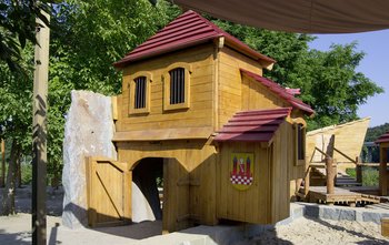Das Bild zeigt einen Spielplatz.