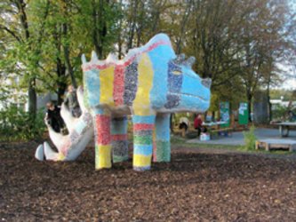 Das Bild zeigt eine von Kindern gestaltetes Spielfigur