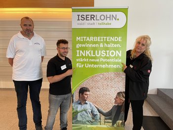 Das Bild zeigt v.l.: Stephan Schroeter, Younes Khaddari, Heike Hänsler