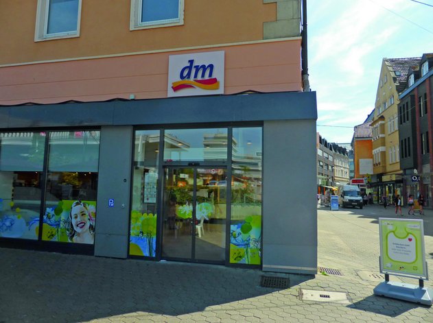 Das Bild zeigt ein Geschäftsgebäude am unteren Schillerplatz.