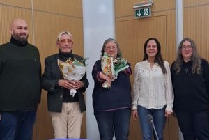 5 Personen stehen nebeneinander, Oliver Funke, Mathias Schumann mit Blumenstrauss, Mechthild Starke-Kersting mit Blumenstrauss, Burcu Öcaldi, Petra Grieger