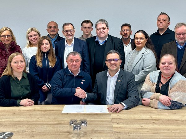 Bürgermeister Michael Joithe (mitte rechts) begrüßte Volodymyr Kashytskyy (mitte links) in der Waldstadt, gemeinsam mit Vertreterinnen und Vertretern aller Fraktionen und Gruppen aus dem Rat der Stadt Iserlohn sowie Mitgliedern der Verwaltung.