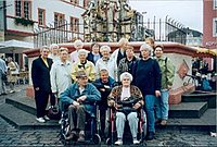 Das Bild zeigt eine Gruppe Senioren bei einem Ausflug an die Mosel