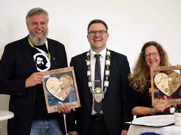 (v.l.n.r.) Lars Ploeger (Vertreter der Stadt Auchel), Bürgermeister Michael Joithe, Sandra Perel-Meyer (Mitglied im Laventie-Komitee).