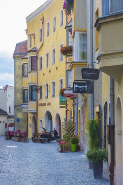 Das Bild zeigt eine Gasse mit Häuserzeile in Hall. 