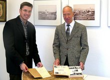 Franz-Josef Spiekermann (r.) übergab seine heimatgeschichtliche Sammlung an Stadtarchivar Rico Quaschny. (Foto: Stadt Iserlohn) 