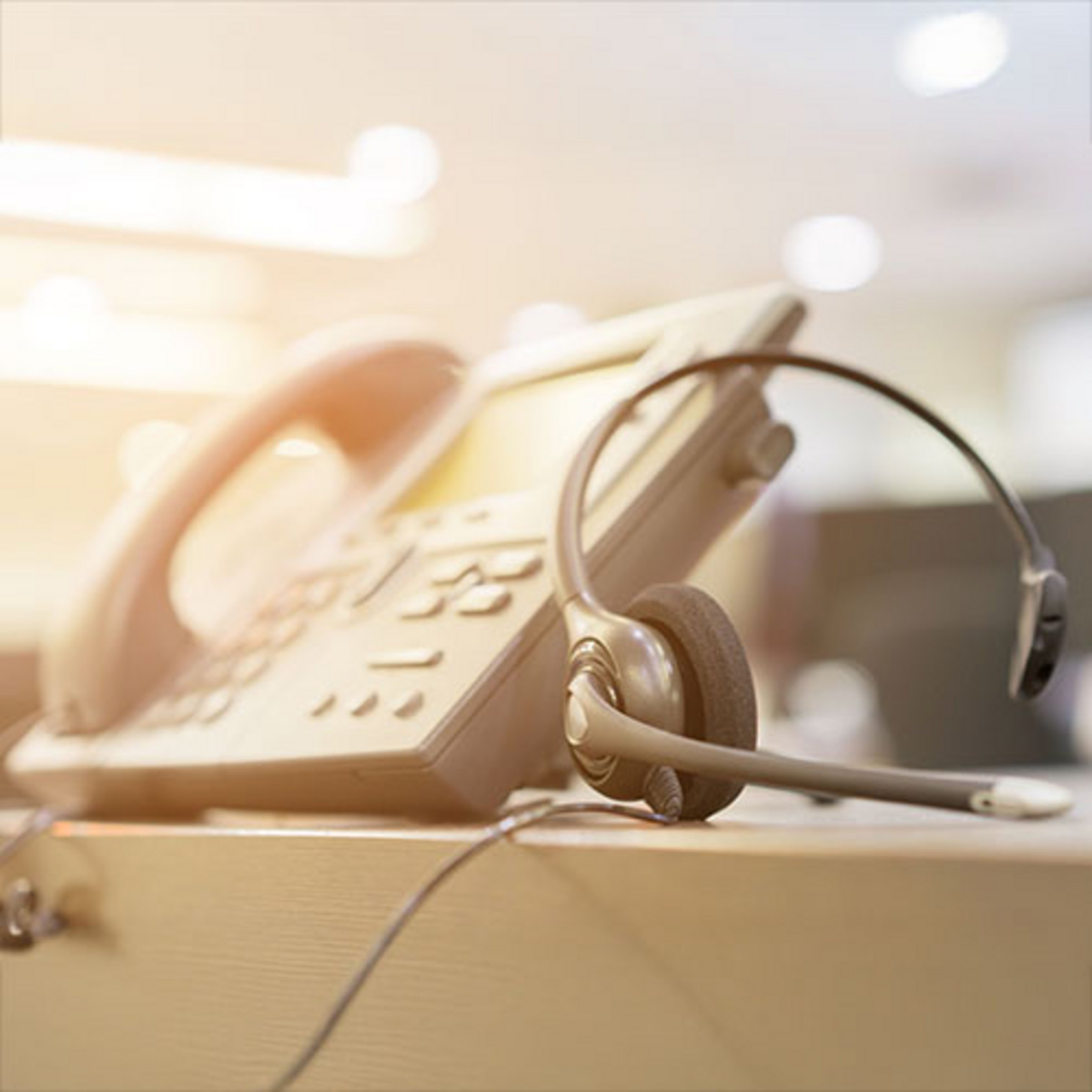 Das Bild zeigt ein Telefon und ein Headset.