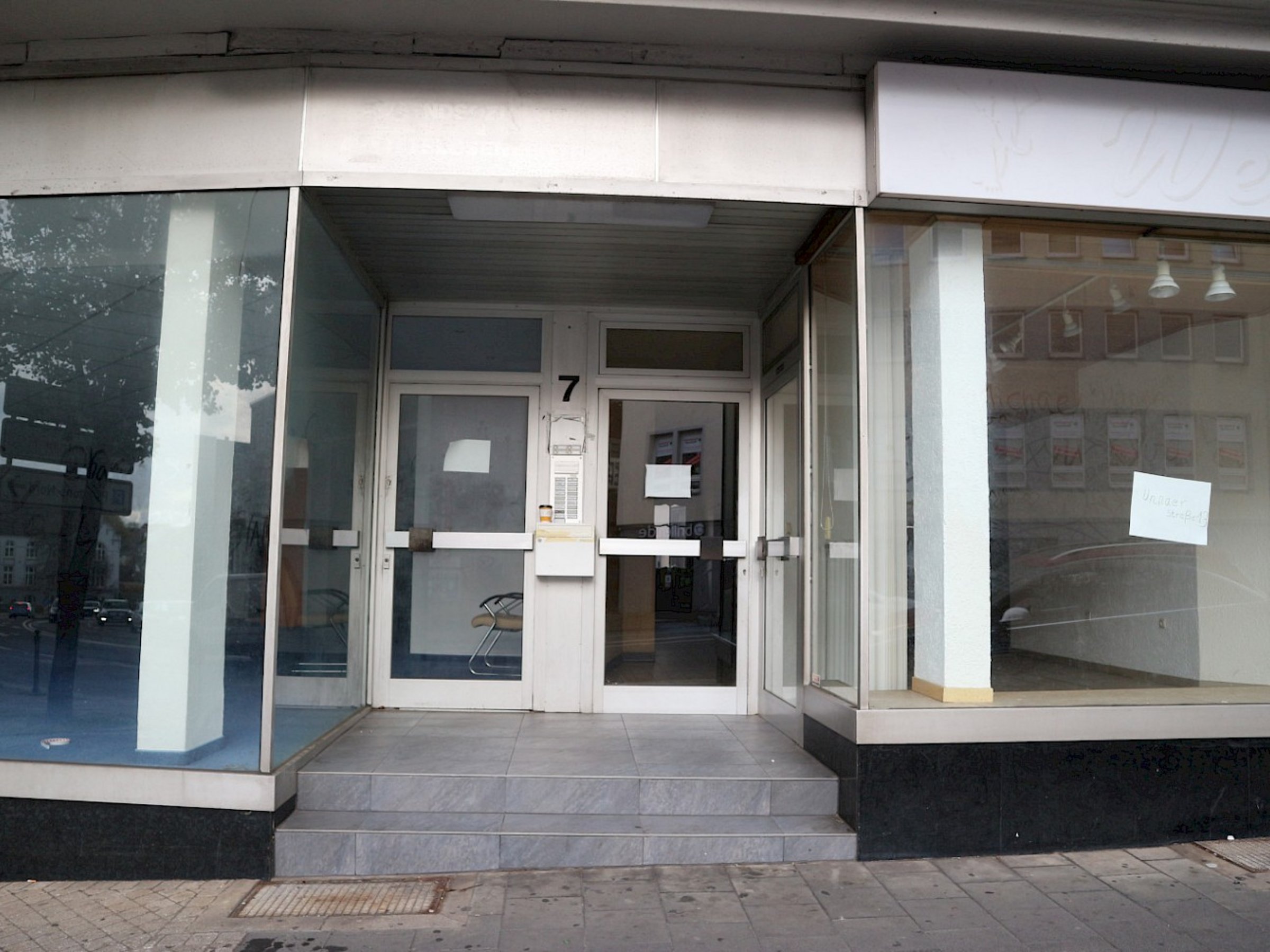 Das Bild zeigt das leerstehende Erdgeschoss des Hauses Theodor-Heuss-Ring 7