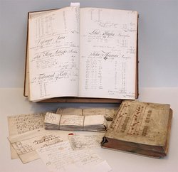 Das Bild zeigt Geschäftsbücher und Handelskorrespondenz