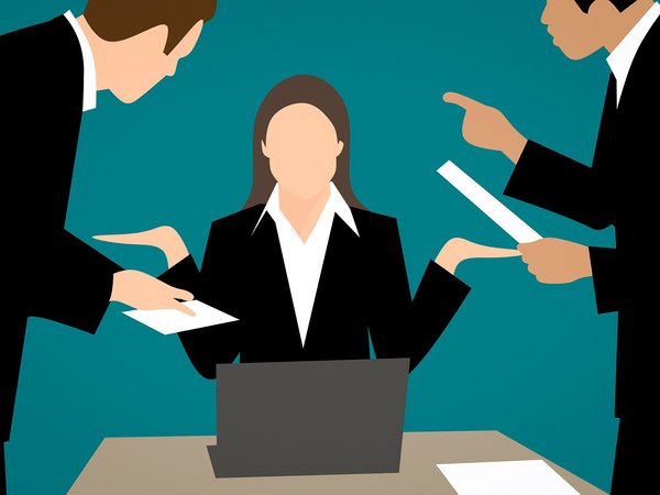 Beruflicher Druck und ständige Erreichbarkeit führen oft dazu, dass innere Anspannung und Gedankenschleifen zunehmen. 